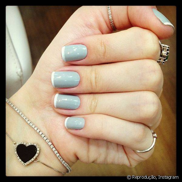 O esmalte azul mais clarinho tamb?m ? usado para criar nail arts nas unhas de Julia Faria